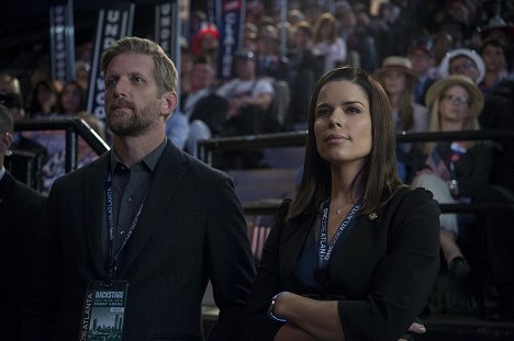 Paul Sparks, Neve Campbell - Domek z karet - 49. kapitola - Z filmu