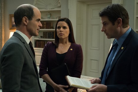 Michael Kelly, Neve Campbell, Derek Cecil - House of Cards - Chapter 52 - Photos
