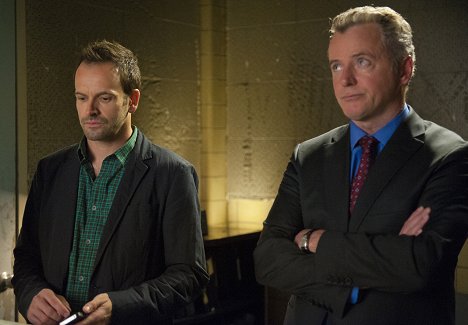 Jonny Lee Miller, Aidan Quinn - Elementary - Die Fälle des Sherlock Holmes - Rätselhafte Bombe - Filmfotos