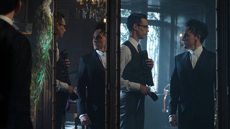 Cory Michael Smith, Robin Lord Taylor - Gotham - Mad City: Red Queen - Photos