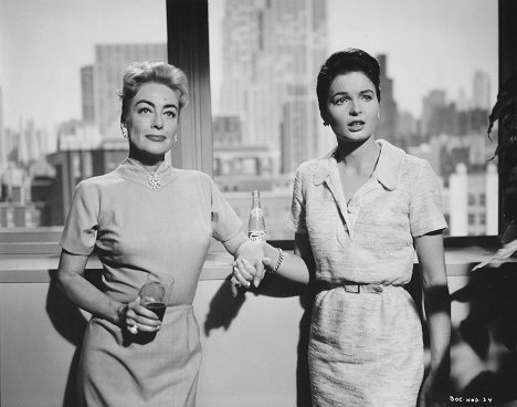 Joan Crawford, Linda Hutchings - Mujeres frente al amor - De la película