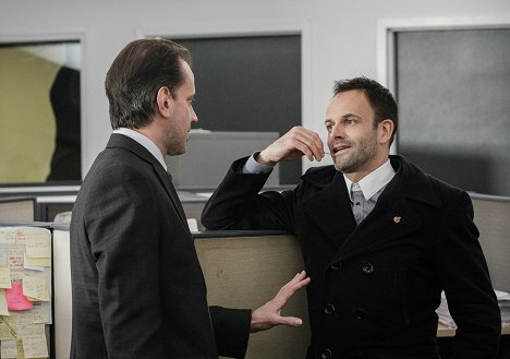 Jonny Lee Miller - Elementary - Tremors - Photos