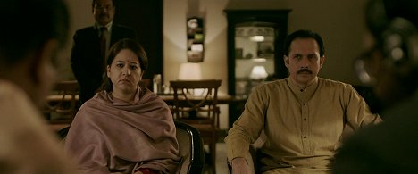 Ayesha Raza, Tushar Dalvi - Madaari - Van film