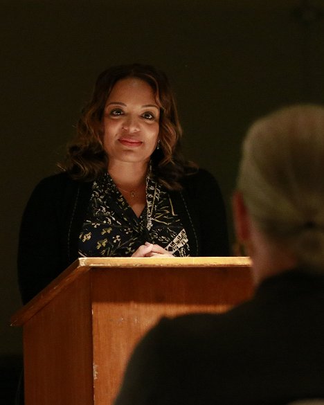 Luna Lauren Velez - Cómo defender a un asesino - Llámalo intuición de madre - De la película