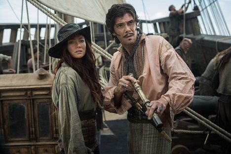 Clara Paget, Toby Schmitz - Black Sails - Der König der Piraten - Filmfotos