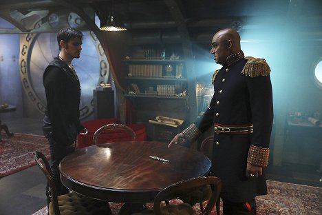 Colin O'Donoghue, Faran Tahir - Once Upon a Time - Dark Waters - Van film