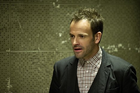 Jonny Lee Miller - Elementary - The Leviathan - Van film