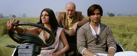 Sherlyn Chopra, Anupam Kher, Shahid Kapur - My Heart Goes Hadippa - Van film