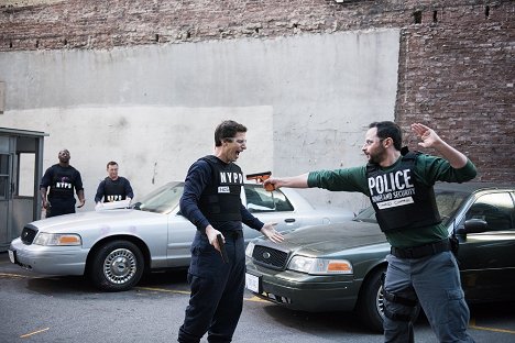 Andy Samberg, Nick Kroll - Brooklyn 99 - Nemszázas körzet - Bankrabló túszok - Filmfotók