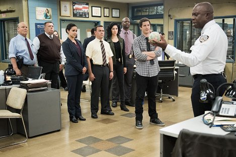 Dirk Blocker, Joel McKinnon Miller, Melissa Fumero, Joe Lo Truglio, Stephanie Beatriz, Terry Crews, Andy Samberg, Andre Braugher - Brooklyn Nine-Nine - Das heilige Netzwerk der administrativen Assistenten - Filmfotos