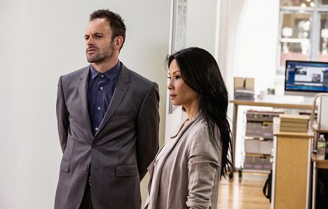 Jonny Lee Miller, Lucy Liu - Sherlock a Watsonová - We Are Everyone - Z filmu