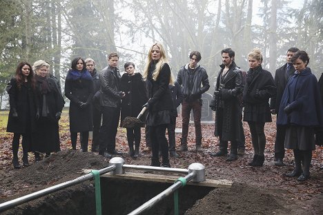 Emilie de Ravin, Lana Parrilla, Josh Dallas, Ginnifer Goodwin, Jennifer Morrison, Colin O'Donoghue - Once Upon a Time - It's Not Easy Being Green - Photos