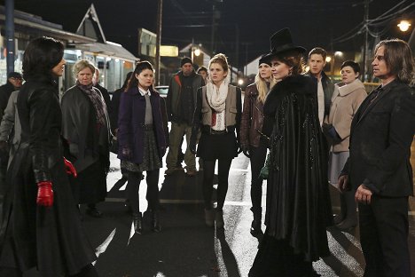 Lana Parrilla, Emilie de Ravin, Jennifer Morrison, Rebecca Mader, Josh Dallas, Ginnifer Goodwin, Robert Carlyle - Once Upon a Time - Verte de jalousie - Film