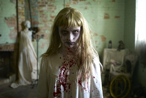 Olivia DeJonge - Scare Campaign - Filmfotos