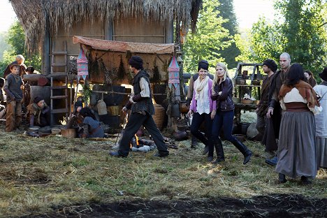Ginnifer Goodwin, Jennifer Morrison - Once Upon a Time - Lady of the Lake - Photos