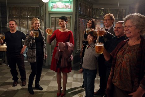 Jennifer Morrison, Ginnifer Goodwin, Meghan Ory, Jared Gilmore, Beverley Elliott - Once Upon a Time - The Cricket Game - Photos