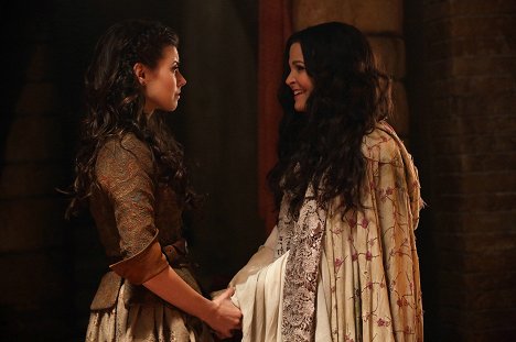 Meghan Ory, Ginnifer Goodwin - Once Upon a Time - Child of the Moon - Van film
