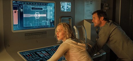 Jennifer Lawrence, Chris Pratt - Pasažéři - Z filmu