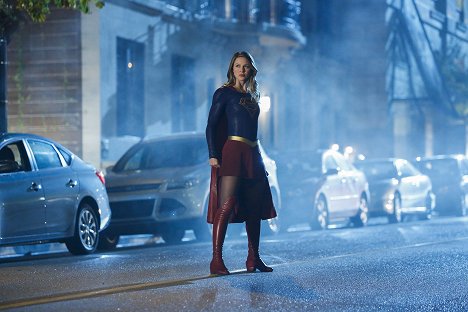 Melissa Benoist - Supergirl - Changing - Photos