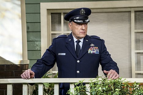 Dean Norris - The Big Bang Theory - The Conjugal Conjecture - Photos