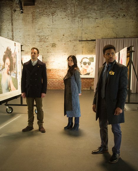 Jonny Lee Miller, Lucy Liu, Jon Michael Hill - Elementary - Art Imitates Art - Do filme
