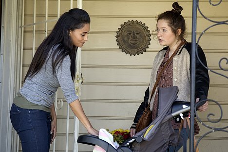 Gabrielle Walsh, Emma Kenney - Shameless - You Sold Me the Laundromat, Remember? - Photos