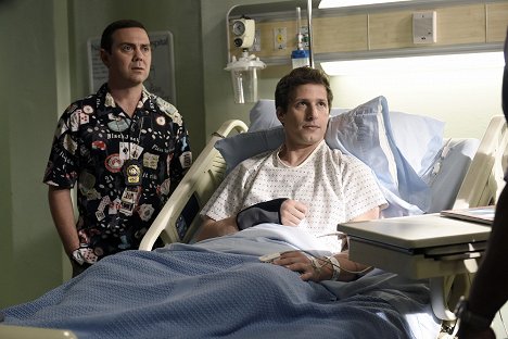 Joe Lo Truglio, Andy Samberg - Brooklyn Nine-Nine - Das ist nicht der Zimmerservice, das ist Verrat - Filmfotos