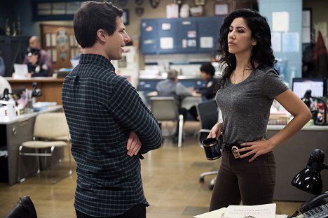 Andy Samberg, Stephanie Beatriz - Brooklyn Nine-Nine - Er ist polizeiliches Dynamit - Filmfotos