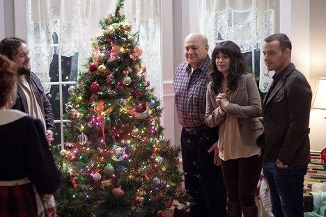 Serge Houde, Emily Hampshire, Joey Lawrence - Hitched for the Holidays - Filmfotos