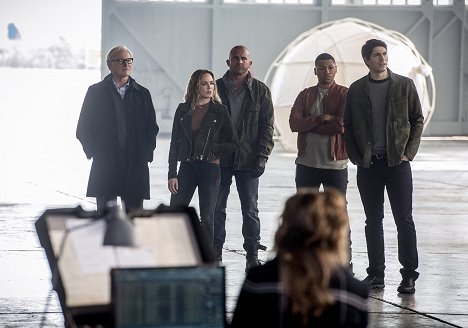 Victor Garber, Caity Lotz, Dominic Purcell, Franz Drameh, Brandon Routh - The Flash - Invasion! - Van film