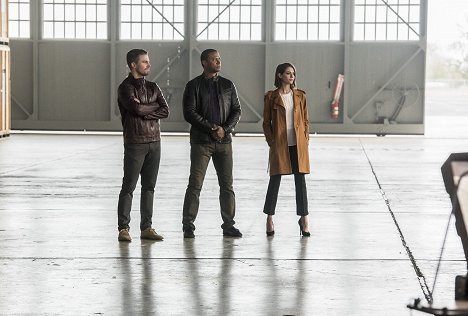 Stephen Amell, David Ramsey, Willa Holland - Flash - Invasion! - Z filmu