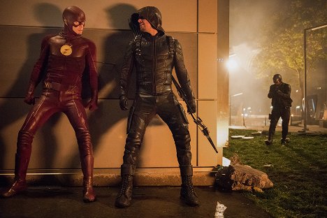 Grant Gustin, Stephen Amell - The Flash - Invasion! - Filmfotos
