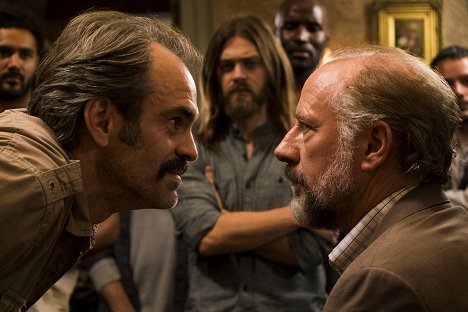 Steven Ogg, Xander Berkeley - The Walking Dead - Go Getters - Photos