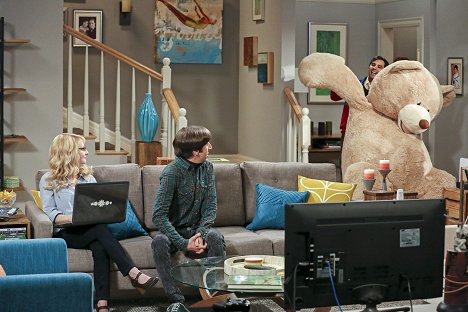 Melissa Rauch, Simon Helberg, Kunal Nayyar - The Big Bang Theory - The Big Bear Precipitation - Photos