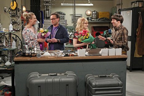 Kaley Cuoco, Johnny Galecki, Melissa Rauch, Simon Helberg - The Big Bang Theory - Das emotionale Außenklo - Filmfotos