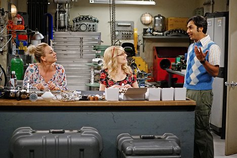 Kaley Cuoco, Melissa Rauch, Kunal Nayyar - The Big Bang Theory - Das emotionale Außenklo - Filmfotos