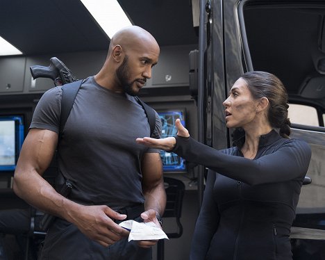 Henry Simmons, Natalia Cordova-Buckley - Agents of S.H.I.E.L.D. - The Laws of Inferno Dynamics - Van film