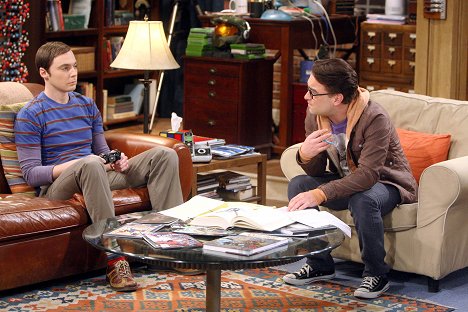 Jim Parsons, Johnny Galecki - The Big Bang Theory - The Shiny Trinket Maneuver - Photos