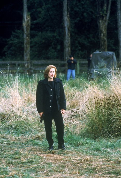 Gillian Anderson - The X-Files - The Field Where I Died - Photos