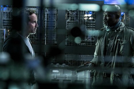 Jason Patric, Djimon Hounsou - Wayward Pines - Bedtime Story - Van film