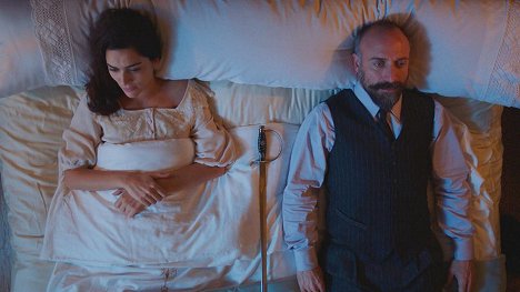 Bergüzar Korel, Halit Ergenç - Vatanım Sensin - De la película