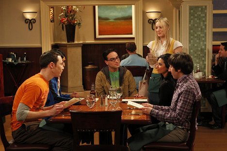 Jim Parsons, Johnny Galecki, Kaley Cuoco, Aarti Mann, Simon Helberg - Teória veľkého tresku - The Cohabitation Formulation - Z filmu