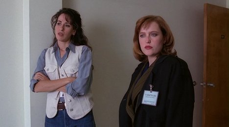 Maggie Wheeler, Gillian Anderson - The X-Files - Born Again - Van film