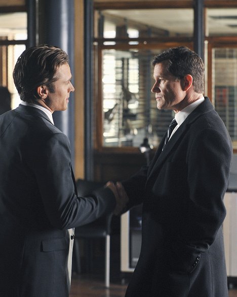 Seamus Dever, Dylan Walsh - Castle - Target - Photos