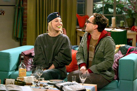 Kaley Cuoco, Johnny Galecki - The Big Bang Theory - Die Streichelmaschine - Filmfotos