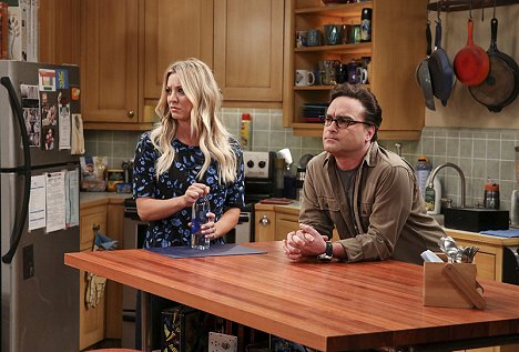 Kaley Cuoco, Johnny Galecki - Agymenők - A vagyonmegosztási kollízió - Filmfotók