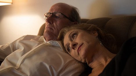 Richard Jenkins, Caroline Goodall - Berlin Station - Lights Don't Run on Loyalty - Van film