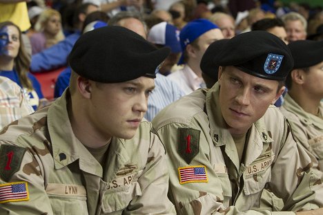 Joe Alwyn, Garrett Hedlund - Un jour dans la vie de Billy Lynn - Film