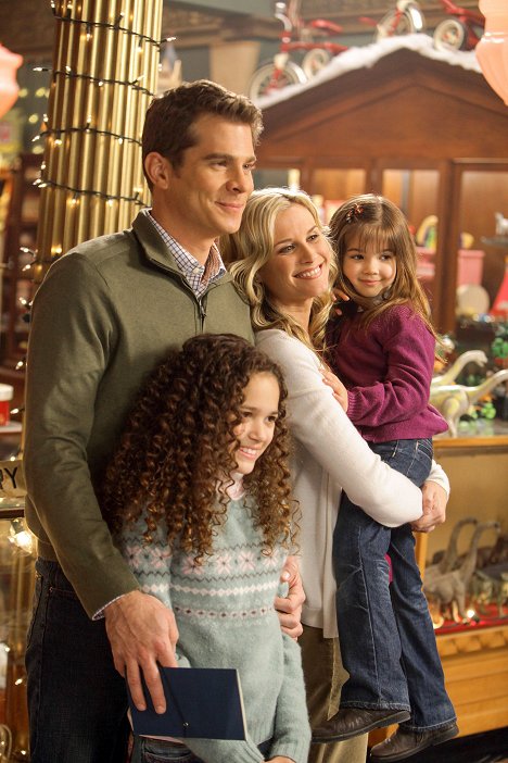 John Ducey, Madison Pettis, Bonnie Somerville, Kaitlyn Maher - The Search for Santa Paws - Z filmu