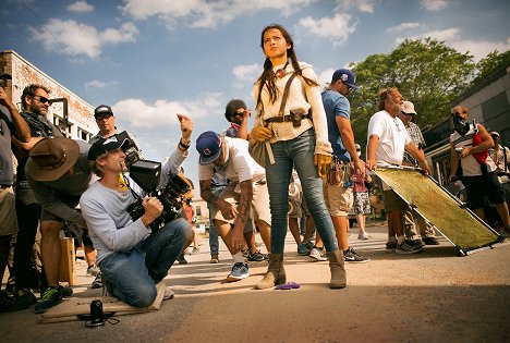 Michael Bay, Isabela Merced - Transformers: The Last Knight - Making of
